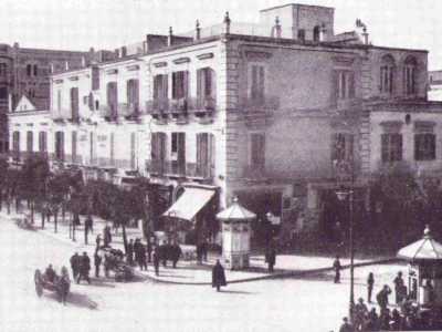 ...la prima palazzina costruita al di fuori della citt� vecchia nel 1816, sul suolo dove il 25 aprile del 1813 il re Gioacchino Murat aveva posto la pietra iniziale della �nuova� Bari